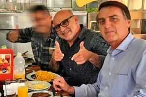 Queiroz foi muito próximo nos últimos dias, mas o distanciamento ocorreu após ele e Flávio serem denunciados pelo episódio das "rachadinhas"