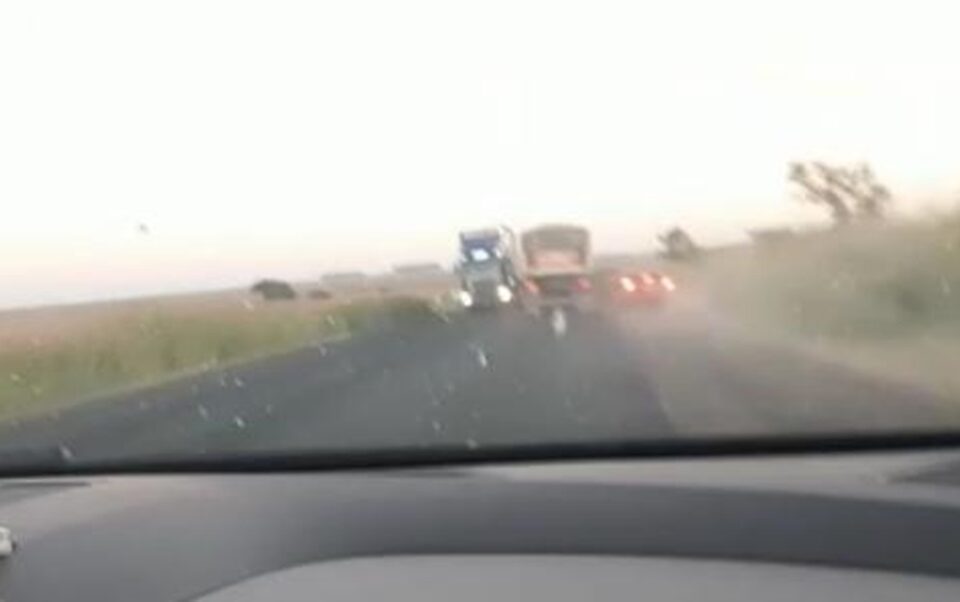 Motorista foge de bloqueio policial e capota o veículo em Jataí