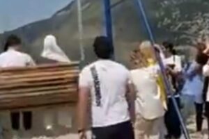 Brinquedo estava localizado na beira de um penhasco; apesar do susto, jovens não sofreram ferimentos graves