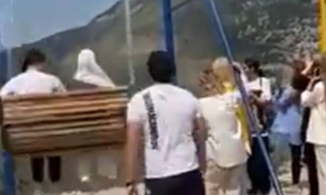 Brinquedo estava localizado na beira de um penhasco; apesar do susto, jovens não sofreram ferimentos graves