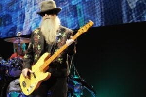 Dusty Hill, baixista do ZZ Top, morre aos 72 anos