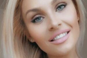 Mulher recebe carta de vizinhos sendo criticada por andar 'nua' dentro de casa, na Inglaterra