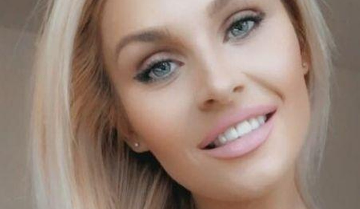 Mulher recebe carta de vizinhos sendo criticada por andar 'nua' dentro de casa, na Inglaterra