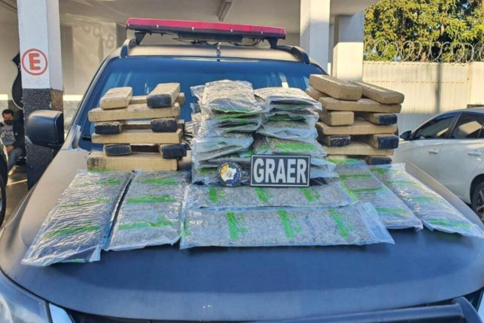 Polícia encontra 50 kg de maconha escondidos em garrafas térmicas em Senador Canedo