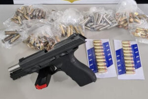 Após uma série de denúncias de ameaça, homem é preso em Goiatuba com arma que havia sido furtada de um policial civil, em Aparecida