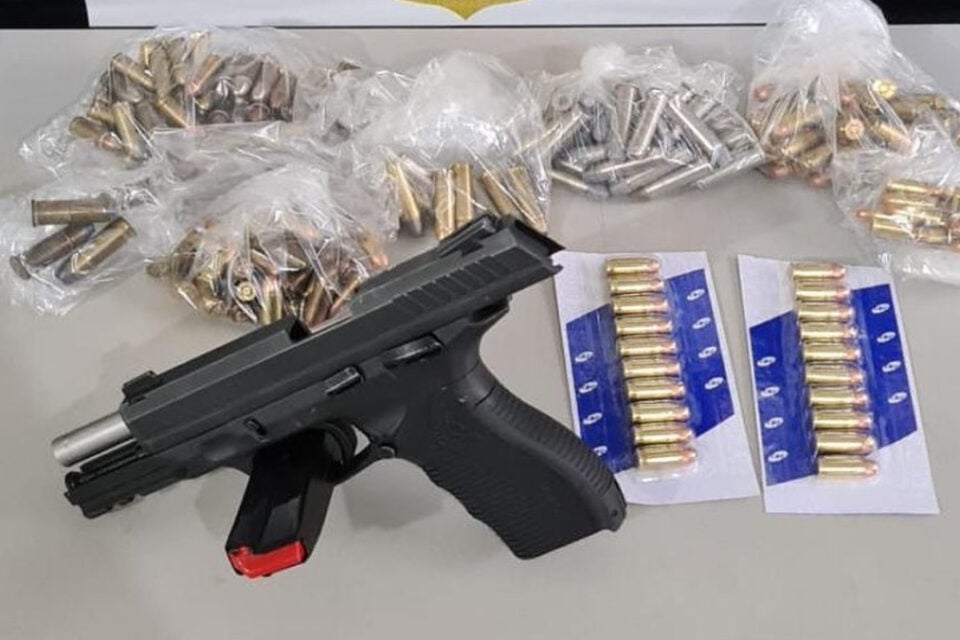 Após uma série de denúncias de ameaça, homem é preso em Goiatuba com arma que havia sido furtada de um policial civil, em Aparecida