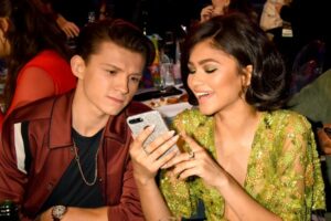 Zendaya e Tom Holland são flagrados se beijando dentro de carro; foto