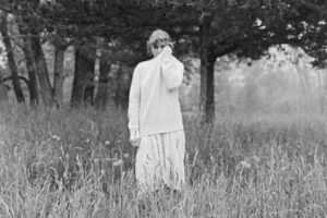 Taylor Swift comemora um ano de Folklore com versão original de The Lakes