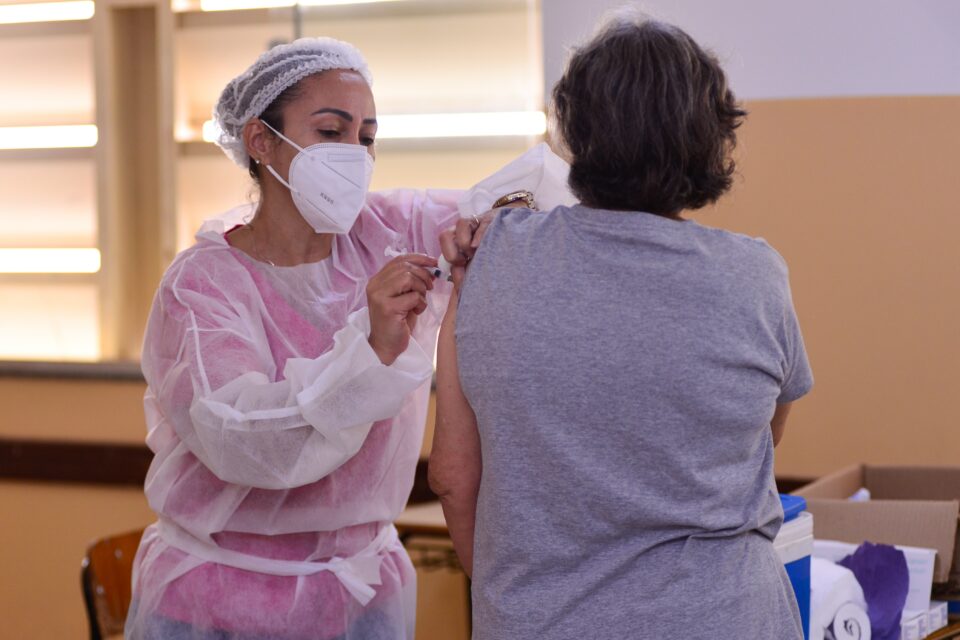 Falta seringa para vacina da Pfizer em 3 estados e no DF, diz conselho de secretários