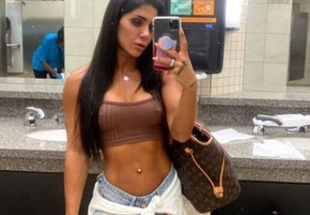 Mulher é impedida de pegar voo por usar roupas que 'perturbariam famílias'; foto