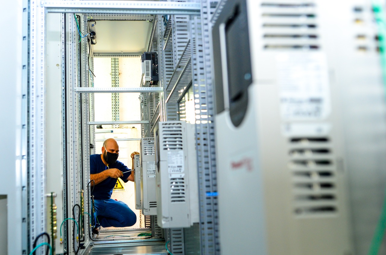 Mão de obra especializada em painéis elétricos é um dos gargalos na Indústria de Aparecida (Foto Jucimar de Sousa/MaisGoiás)