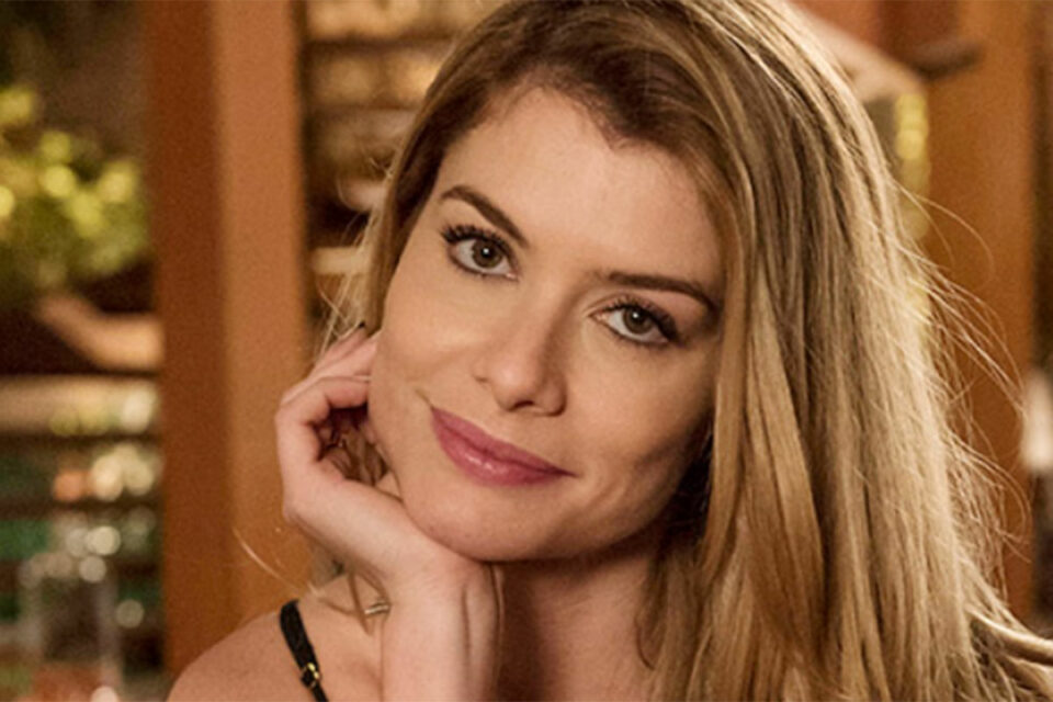 Alinne Moraes publica foto com seios à mostra e mulher de Cauã Reymond elogia