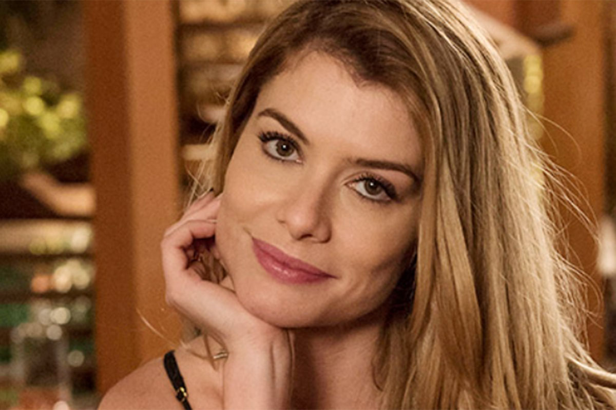 Alinne Moraes publica foto com seios à mostra e mulher de Cauã Reymond elogia