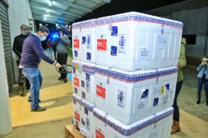 Goiás recebeu novo lote de vacinas AstraZeneca e Pfizer contra a Covid-19. (Foto: divulgação/Governo Estadual)