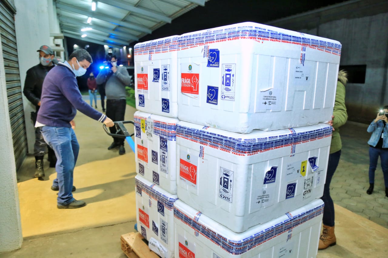 Goiás recebeu novo lote de vacinas AstraZeneca e Pfizer contra a Covid-19. (Foto: divulgação/Governo Estadual)