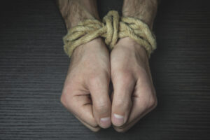 Homem tem braços e pernas amarrados durante assalto a carro em Mineiros