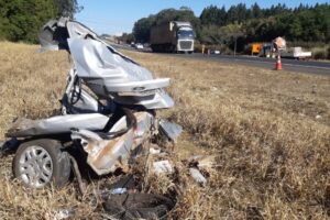 Três pessoas da mesma família morreram em um grave acidente que envolveu quatro carros, na rodovia Washington Luís (SP-310), em SP. (Foto: Gustavo Porto/EPTV)