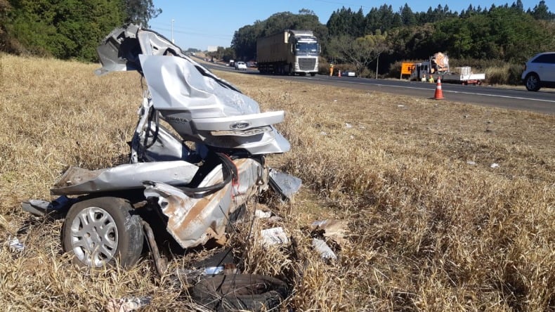 Três pessoas da mesma família morreram em um grave acidente que envolveu quatro carros, na rodovia Washington Luís (SP-310), em SP. (Foto: Gustavo Porto/EPTV)
