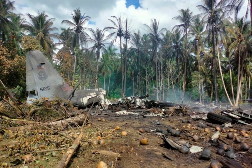 Um avião militar caiu no sul das Filipinas neste domingo (4). Segundo comunicado do Ministro da Defesa filipino, a aeronave transportava 92 pessoas. (reprodução)