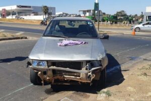 Ele chegou a provocar um acidente e tentava fugir quando populares tomaram as chaves do veículo