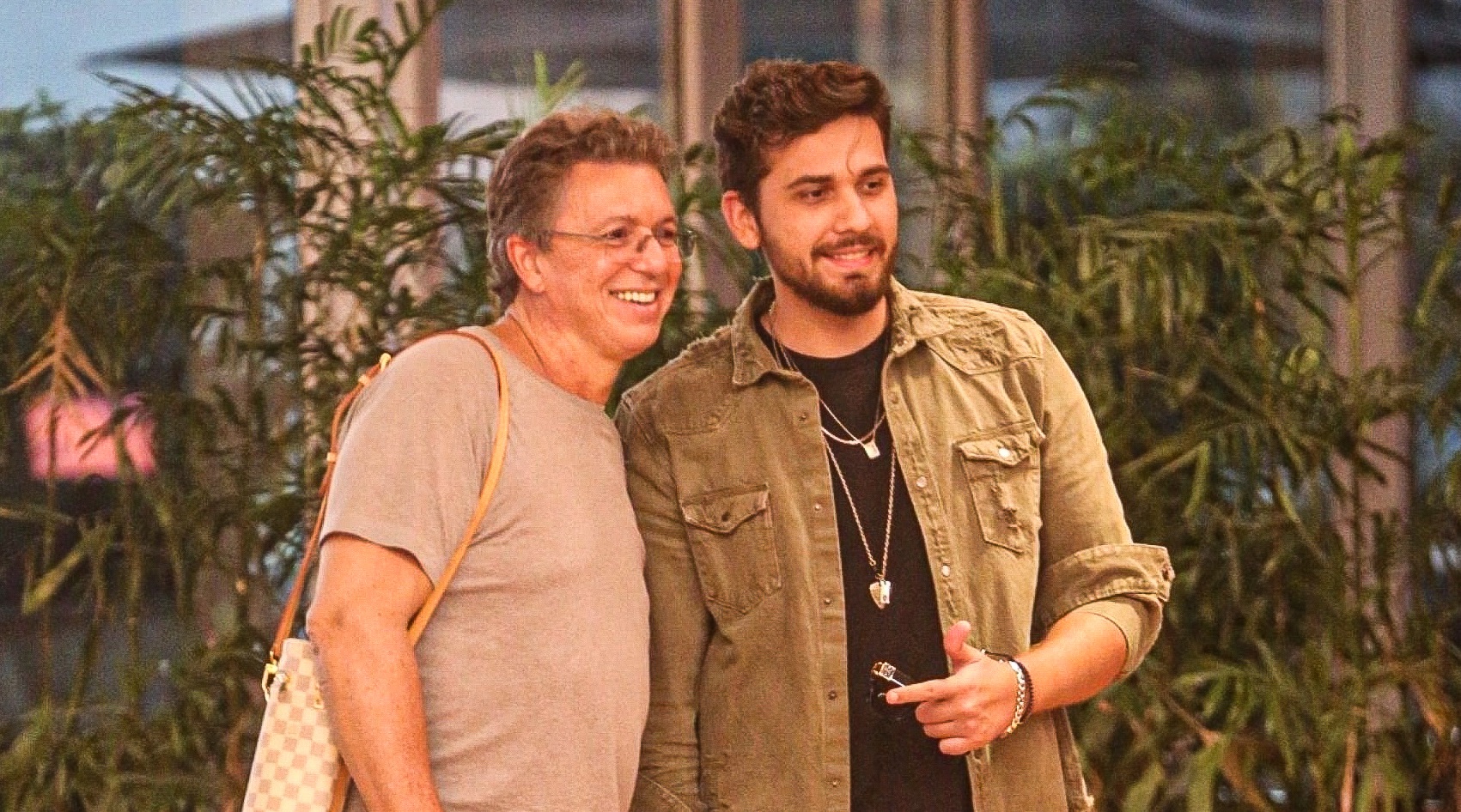 Gustavo Mioto é visto em restaurante com Boninho, diretor do BBB; fotos