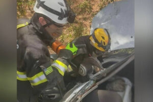 Idoso fica ferido após capotar carro e ficar preso entre as ferragens na GO-154