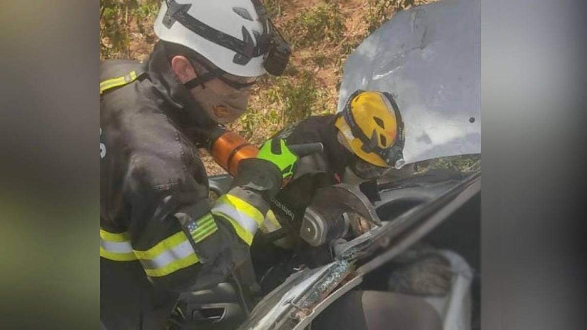 Idoso fica ferido após capotar carro e ficar preso entre as ferragens na GO-154