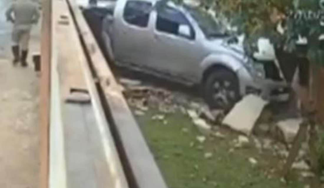 Caminhonete bate contra carro do Corpo de Bombeiros e invade casa em Goiânia (Vídeo: Reprodução/TV Anhanguera)