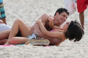 Cauã Reymond e Andreia Horta são fotografados aos beijos durante gravação; fotos