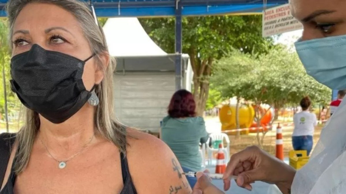 Jussara Sonner tomou duas doses da CoronaVac, mas, por não se sentir protegida, decidiu tomar a dose única da Janssen