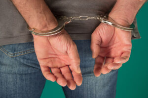 Homem ataca motociclistas com faca após ser repreendido por mostrar órgão genital, em Goianésia (Foto ilustrativa: Reprodução/FreePik)