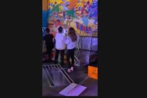 Brinquedo perde o controle e quase tomba em parque de diversão nos EUA; vídeo