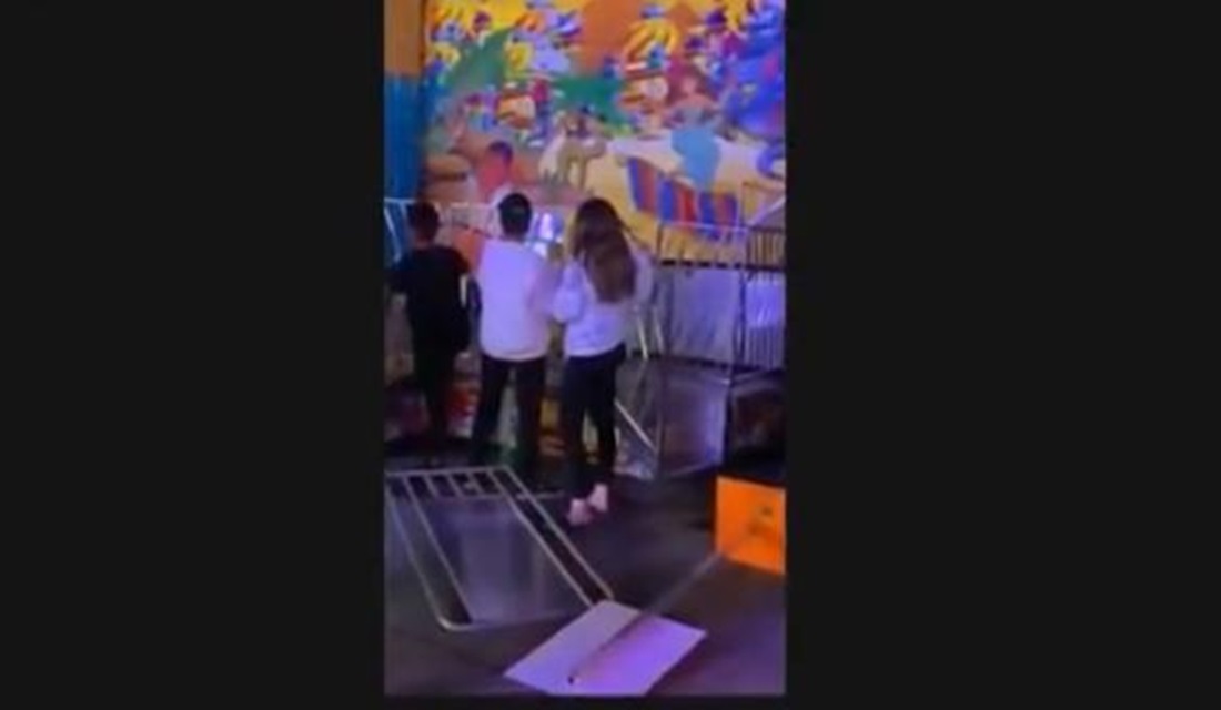 Brinquedo perde o controle e quase tomba em parque de diversão nos EUA; vídeo