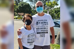 A esposa dele também foi barrada. Ambos tiveram que tirar a camisa para poder tomar o reforço da vacina contra Covid