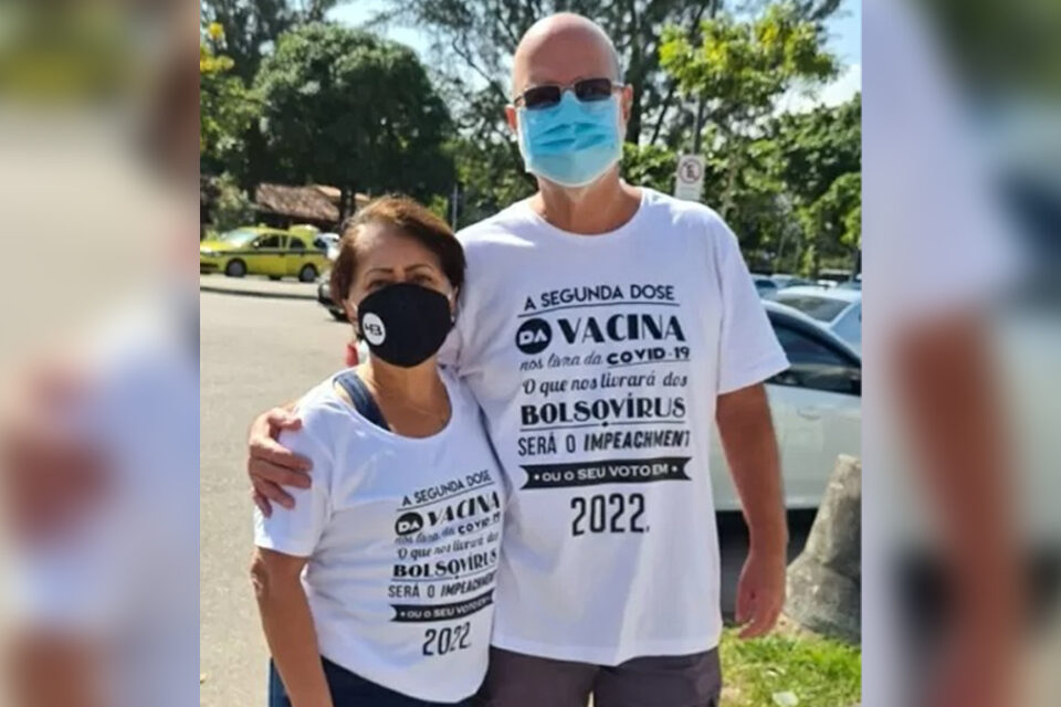 A esposa dele também foi barrada. Ambos tiveram que tirar a camisa para poder tomar o reforço da vacina contra Covid