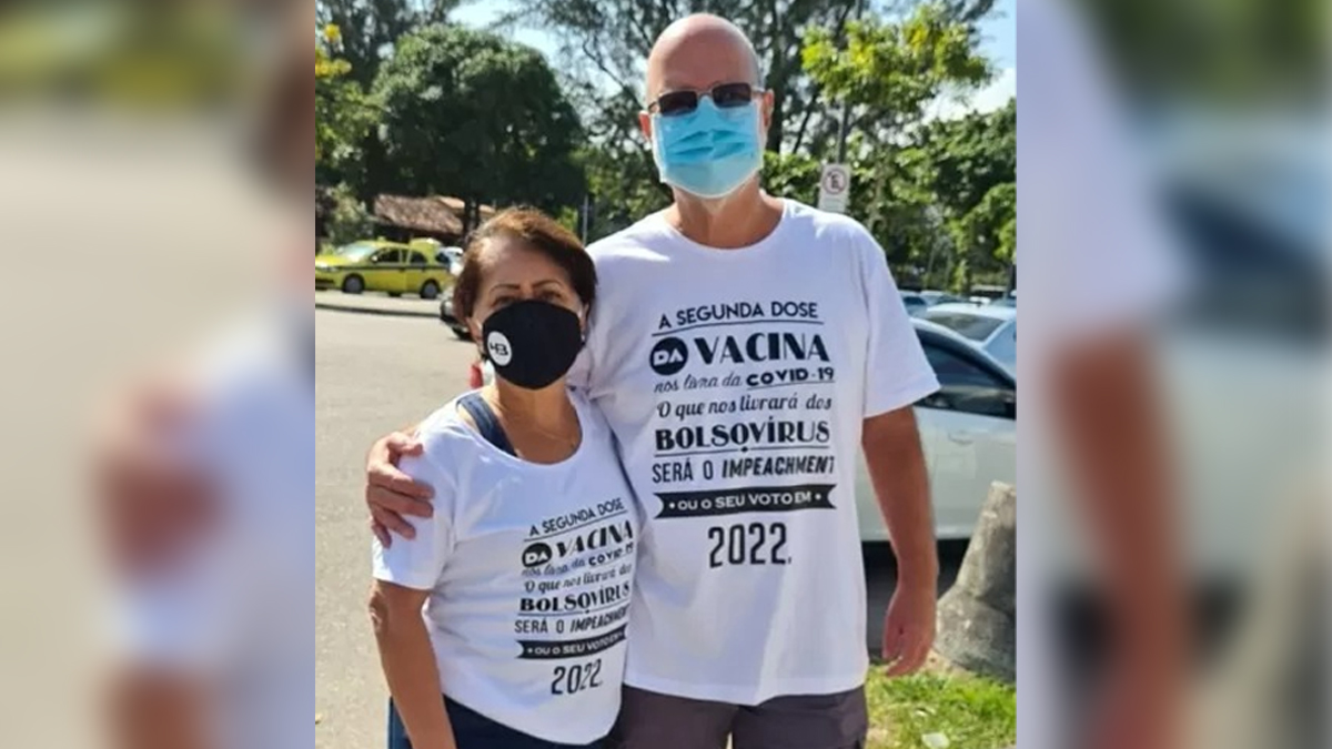 A esposa dele também foi barrada. Ambos tiveram que tirar a camisa para poder tomar o reforço da vacina contra Covid