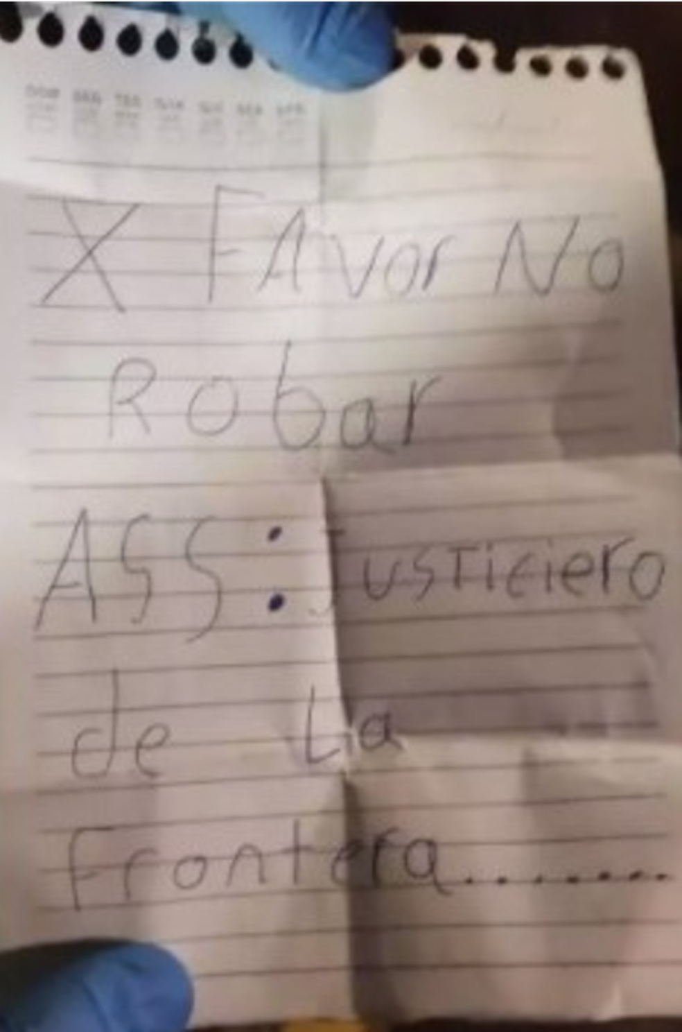 Bilhete deixado pelos criminosos na cabeça de Mateo (Foto: divulgação/G1)