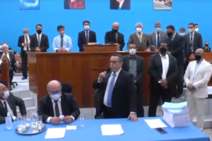 Advogados de pastor denunciado por abuso sexual apresentam defesa para fiéis na igreja