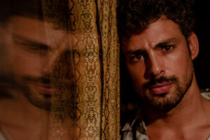 Cauã Reymond volta às telas como gay dono de cinema pornô, dom Pedro e gêmeos