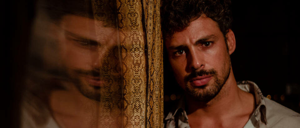 Cauã Reymond volta às telas como gay dono de cinema pornô, dom Pedro e gêmeos