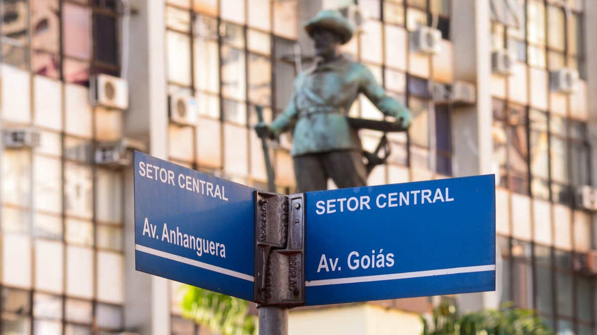 A estátua do Bandeirante, explica o historiador José Luciano, é, na verdade, a estátua de Bartolomeu Bueno da Silva