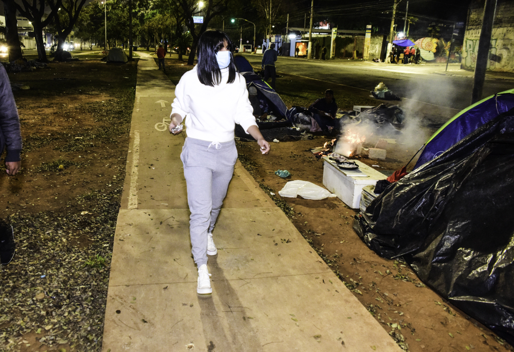 Munik Nunes distribui bolo do seu aniversário a moradores de rua em São Paulo; fotos
