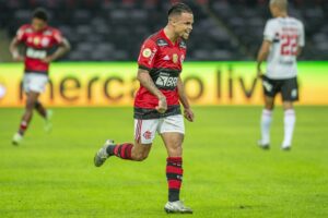 Michael comemora gol pelo Flamengo