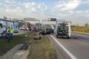 Companheiro dela também foi atingido pela moto e está hospitalizado; equipe de imprensa também foi agredido