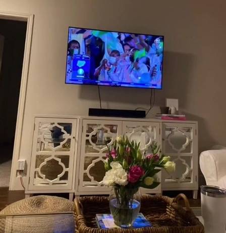 Mentira foi descoberta após a mulher reparar que o espelho refletia as pernas da amante (Foto: divulgação/ Extra)