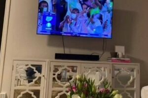 Mentira foi descoberta após a mulher reparar que o espelho refletia as pernas da amante (Foto: divulgação/ Extra)