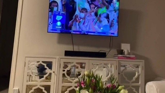 Mentira foi descoberta após a mulher reparar que o espelho refletia as pernas da amante (Foto: divulgação/ Extra)