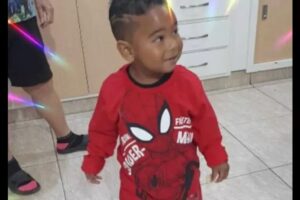 Um jovem de 21 anos, que seria alvo dos disparos, foi atingido e também morreu