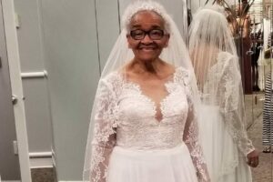Após sete décadas, mulher realizou o grande sonho ser trajada com um vestido branco
