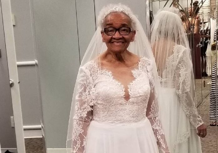 Após sete décadas, mulher realizou o grande sonho ser trajada com um vestido branco